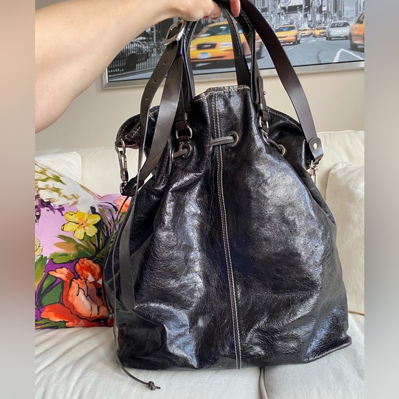 Wrinkled shiny Leather contrast stitch slouchy oversized bucket bag - Picture 11 of 12